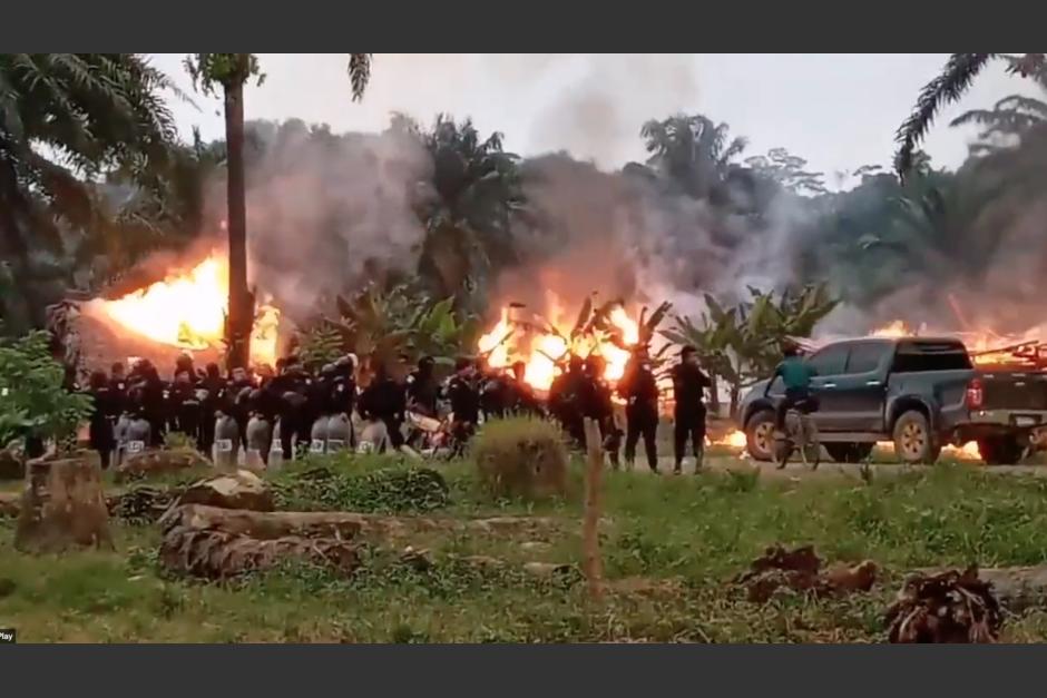 Decenas de chozas fueron incendiadas en el Estor Izabal. (Foto: captura de pantalla)