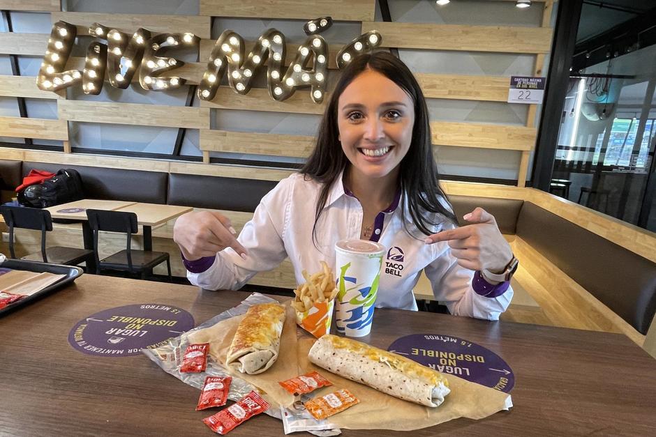 Disfruta de la Chimichanga de Taco Bell, con su famoso queso doradito y ahora, con jalape&ntilde;o. (Fotograf&iacute;a: Fernando Pinetta / Soy502)