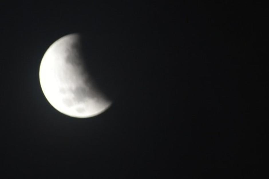 Este viernes en la madrugada fue visible en Guatemala un eclipse lunar. (Foto: Twitter/@dontuka_)&nbsp;
