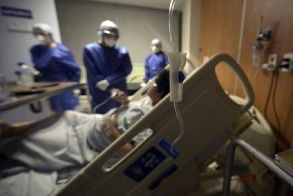 Una mujer despert&oacute; antes de ser desconectada del soporte vital por padecimiento de Covid-19- (Foto: AFP)&nbsp;