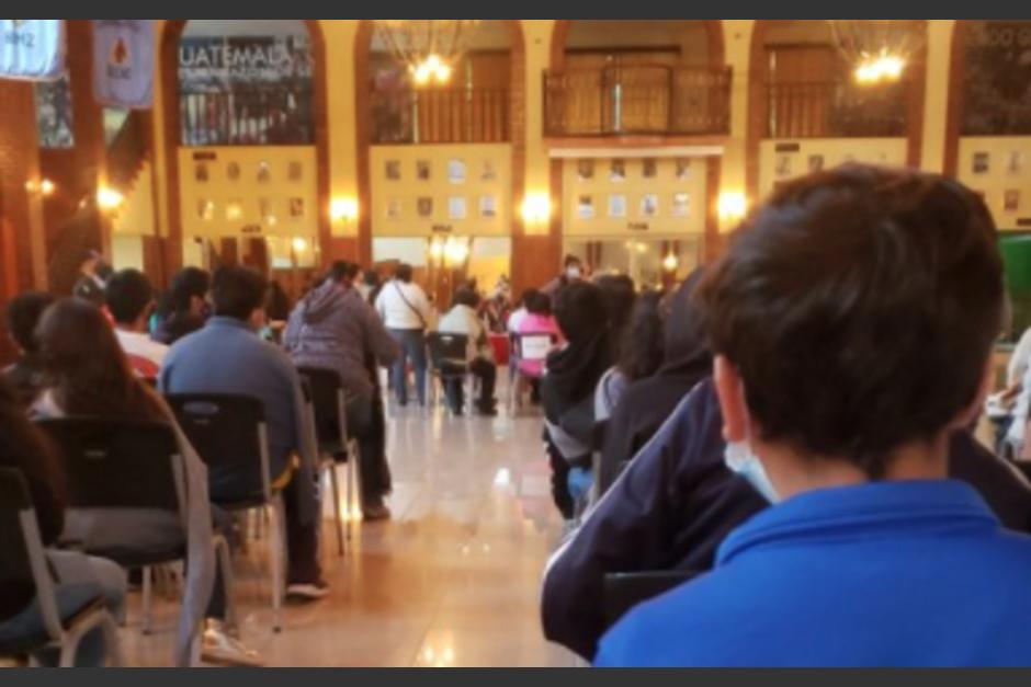 En el Mariscal Zavala hay demanda de vacunas desde las 5:30 a. m. (Foto: Twitter)