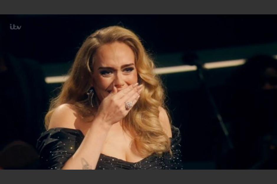 La cantante no pudo ocultar su emoción al ver a su maestra que se encaminaba hacia el escenario. (Foto: ITV)