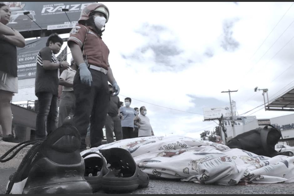 La tragedia se produjo en la avenida Petapa y 23 calle hacia El Tr&eacute;bol. Hay desv&iacute;os viales en el sector. (Foto: Bomberos Municipales)