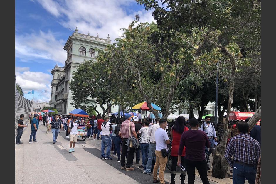 Largas colas para vacunar a los menores contra el Covid-19 en la Plaza de la Constituci&oacute;n. (Foto: Twitter)