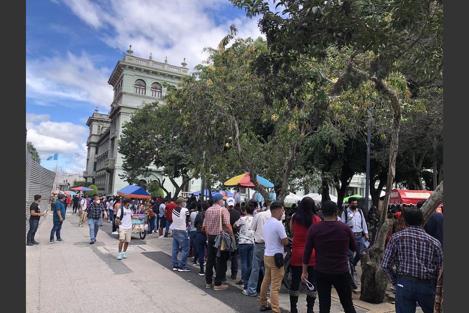 Largas colas para vacunar a los menores contra el Covid-19 en la Plaza de la Constitución. (Foto: Twitter)