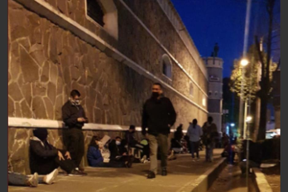 Varias personas acudieron durante la madrugada de este domingo 21 de noviembre para vacunar a sus hijos contra el Covid-19. (Foto: Twitter)