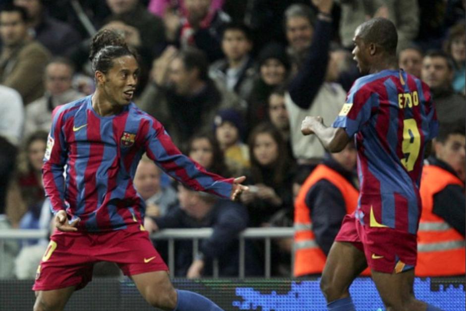 Ronaldinho y Eto&rsquo;o&nbsp;se volvieron a ver en un evento con el que arranc&oacute; la cuenta regresiva para el Mundial de Catar 2022. (Foto: Kickoff)