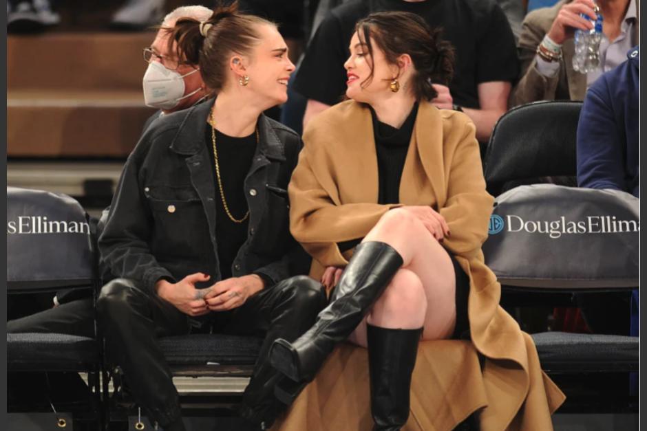 Selena Gomez y Cara Delevingne se dan un beso en p&uacute;blico. (Foto: Life&amp;Style)