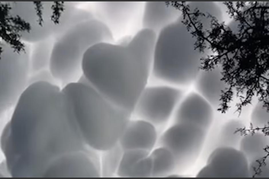 El extraño fenómeno fue descrito por lugareños como "nubes de bolas de algodón". (Foto: Twitter)
