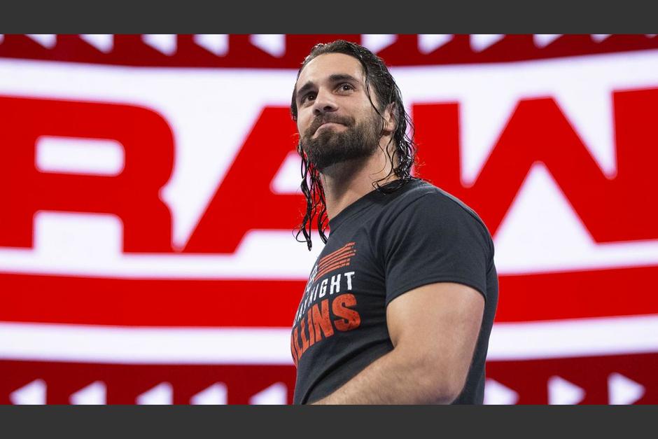 El luchador se vio sorprendido por el ataque del fan&aacute;tico tras su participaci&oacute;n en el programa del lunes. (Foto: WWE)