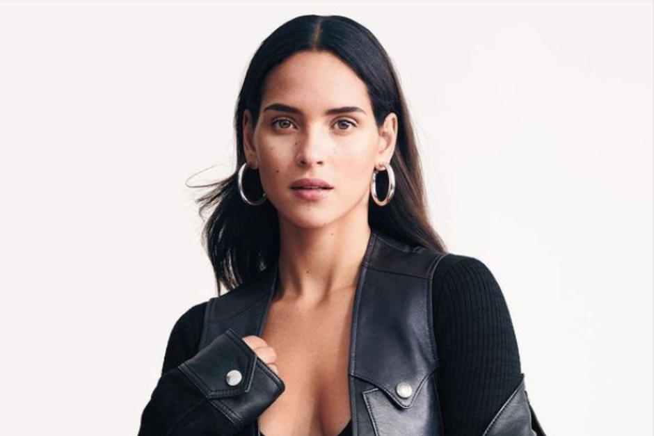 Adria Arjona lulció radiante frente al mar. (Foto: Oficial)