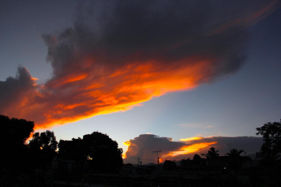 El atardecer dej&oacute; un celaje que impresion&oacute; a los capitalinos la tarde del 24 de noviembre. (Foto: Fredy Hern&aacute;ndez/Soy502)