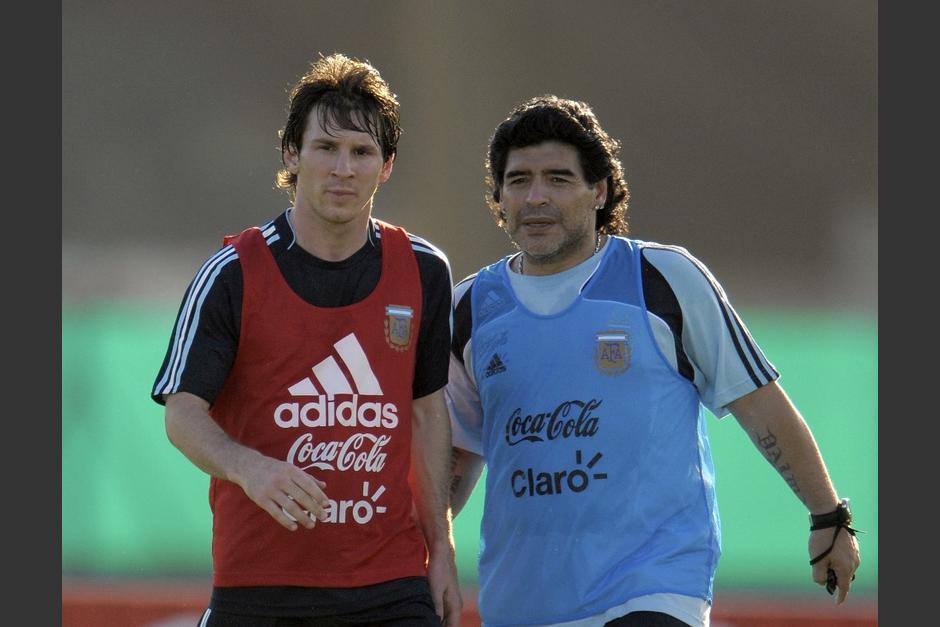 Diego Armando Maradona junto a Lionel Messi cuando fue el director t&eacute;cnico de Argentina. (Foto: AFP)