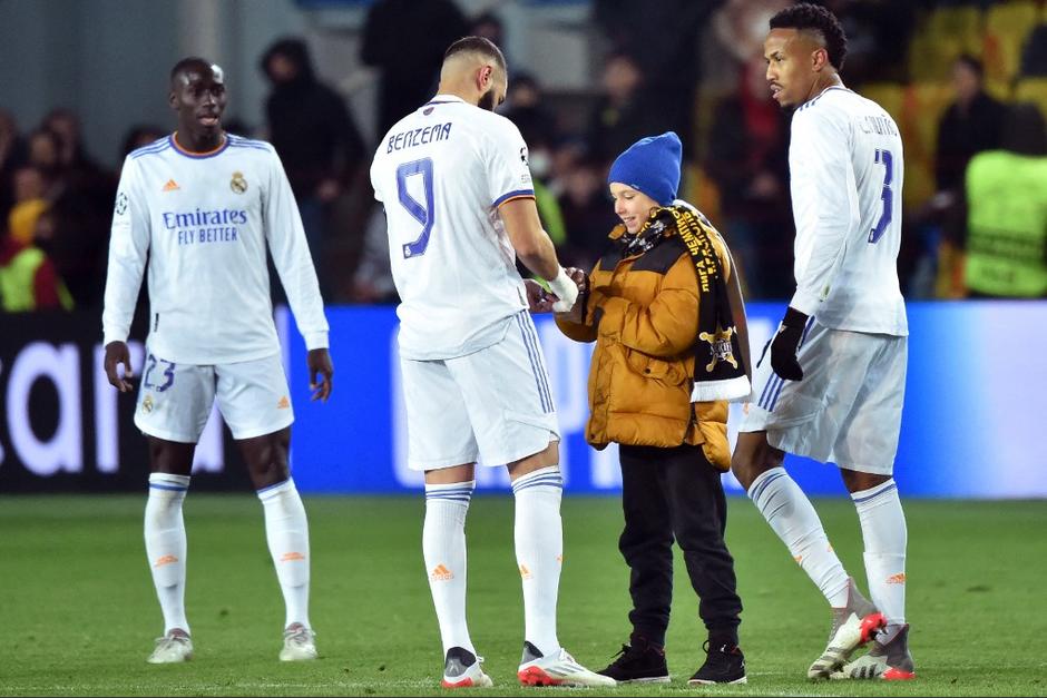 El joven aficionado del Sheriff fue más listo y saltó al campo en plena celebración del Real Madrid para pedir un autógrafo. (Foto: AFP)