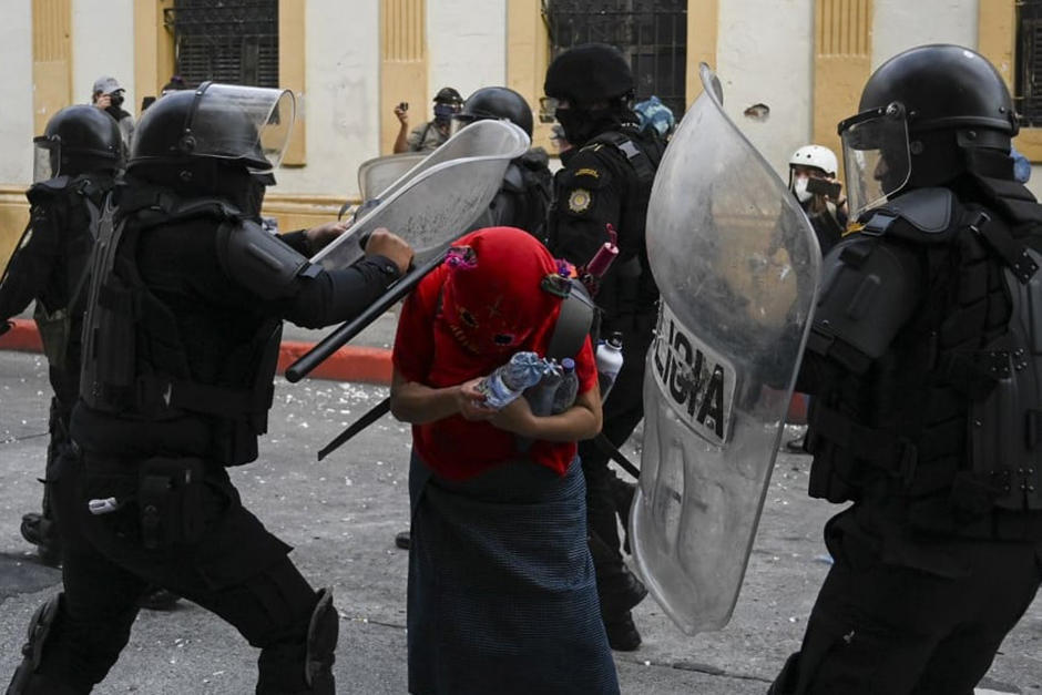 Nanci Chiriz Sinto fue golpeada por agentes de la PNC frente al Congreso de la República. (Foto: archivo/ AFP)&nbsp;