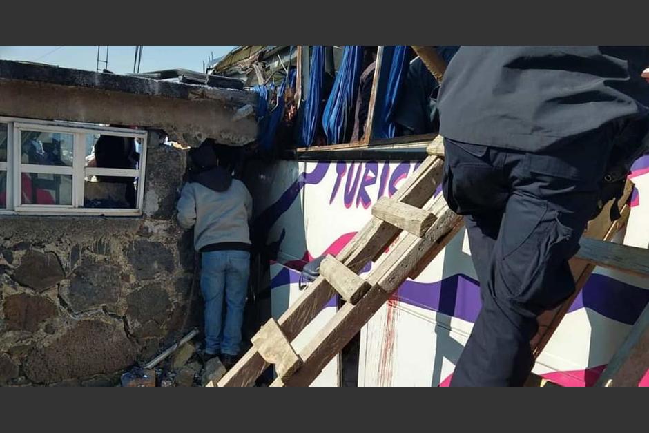 El bus se descontroló y terminó incrustado en una vivienda. (Foto: Canal 6 Telecable)