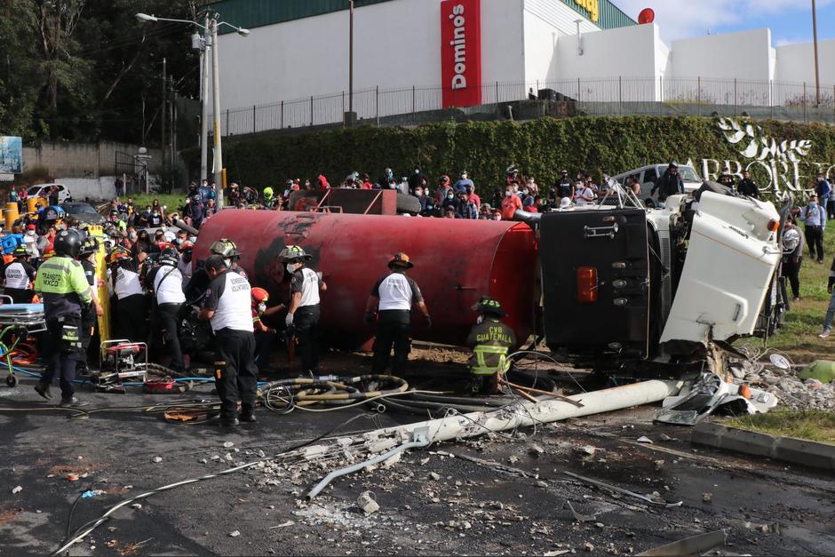 Al menos dos personas resultaron heridas en un aparatoso accidente de tr&aacute;nsito que se registr&oacute; en el bulevar El Naranjo. (Foto: Bomberos Voluntarios)