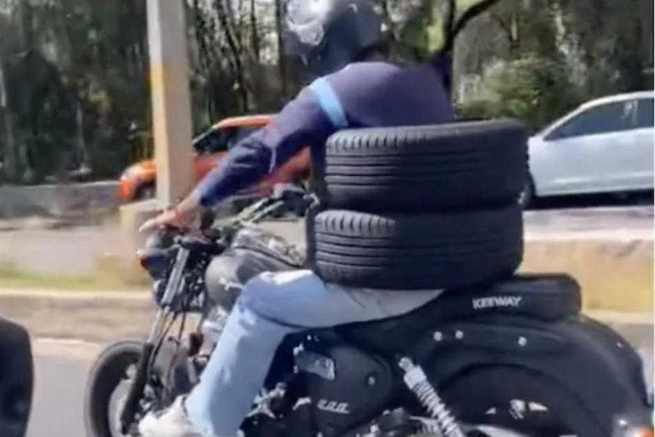 Un hombre fue captado mientras transportaba llantas de manera original. (Foto: Oficial)