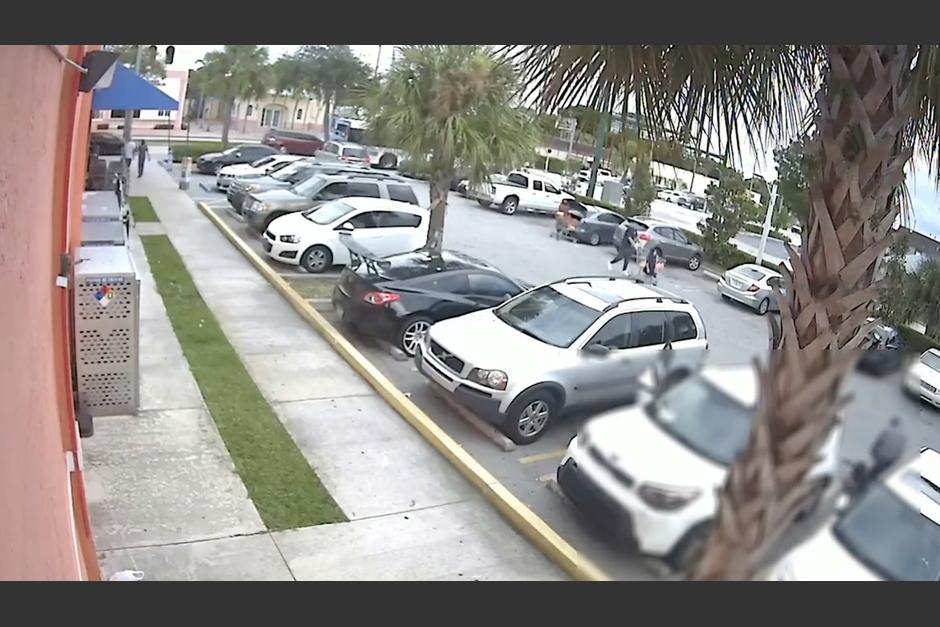 Una ni&ntilde;a de 9 a&ntilde;os defendi&oacute; a su mam&aacute; tras golpear a un asaltante. (Foto: Captura de pantalla)