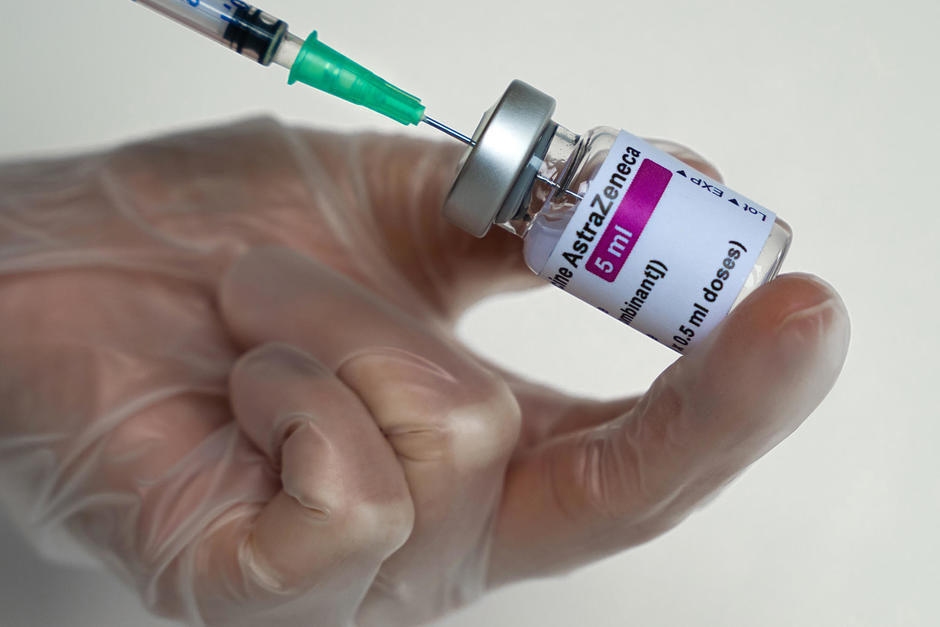 AstraZeneca aseguró que su vacuna podría brindar buenos resultados contra la variante ómicron. (Foto: Shutterstock)