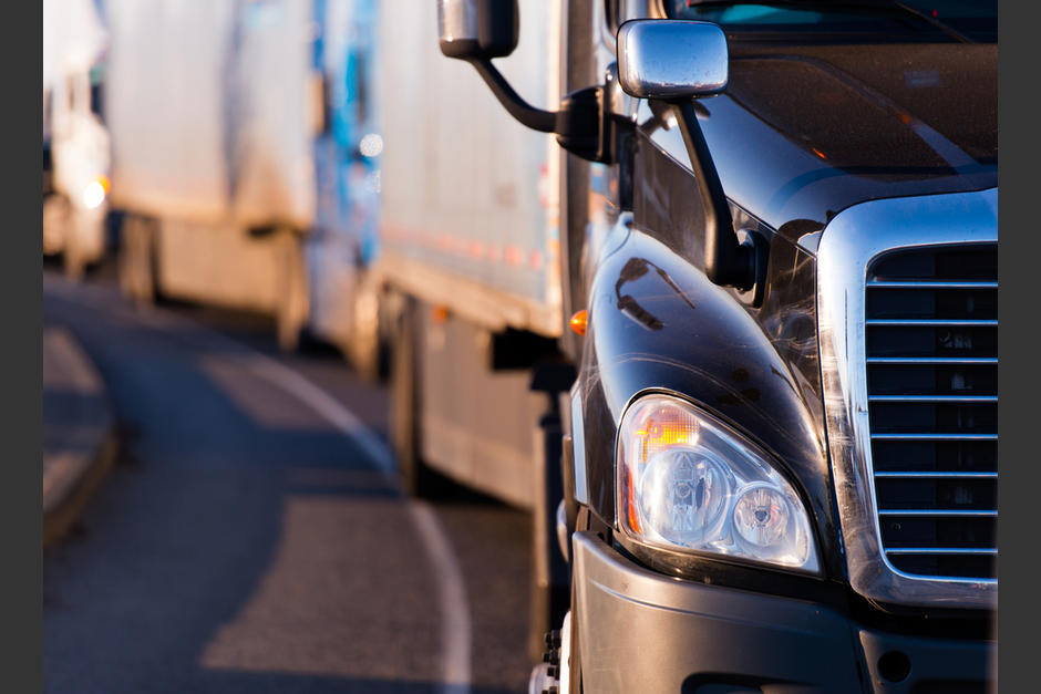 Varias personas intentan movilizar el tr&aacute;iler con una gr&uacute;a. (Foto: Archivo/Soy502)&nbsp;