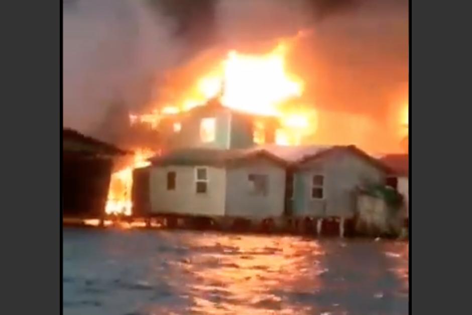 Al menos 40 casas fueron consumidas por el fuego en Islas de la Bahía en Honduras. (Foto: captura de video)