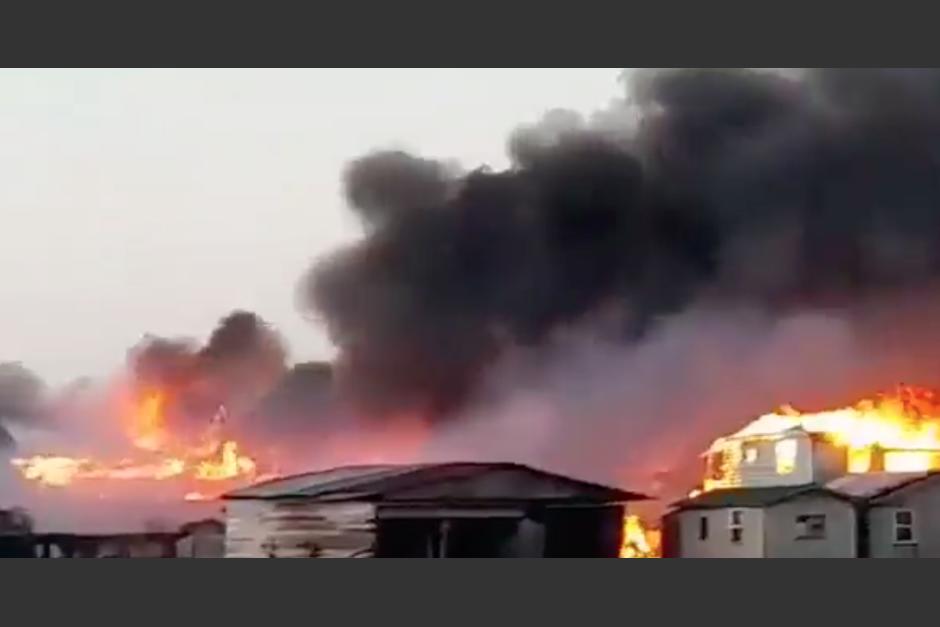 Los equipos de extinci&oacute;n controlaron un incendio que calcin&oacute; 90 casas y afect&oacute; otras 120 en la isla tur&iacute;stica de Guanaja, en el Caribe hondure&ntilde;o, informaron las autoridades. (Foto: Captura de video)
