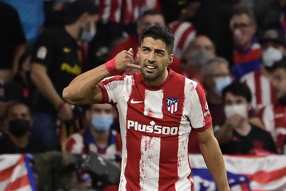 Luis Su&aacute;rez, delantero del Atl&eacute;tico de Madrid, realiz&oacute; un festejo pol&eacute;mico tras anotar el gol. Algunos especulan que simul&oacute; una llamada a Koeman. (Foto: AFP)