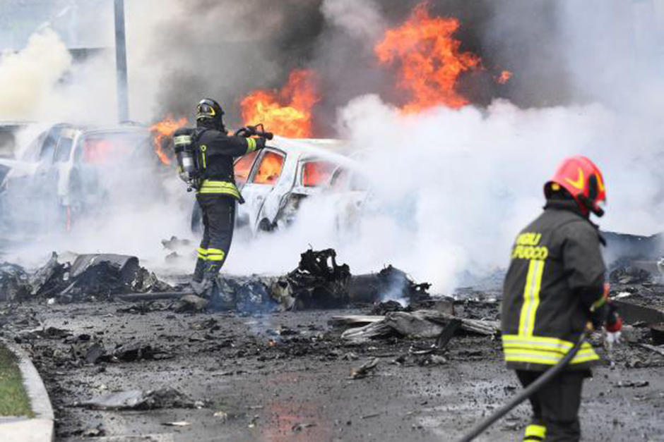 El impacto provocó un gran incendio alcanzando varios vehículos. (Foto: AFP)
