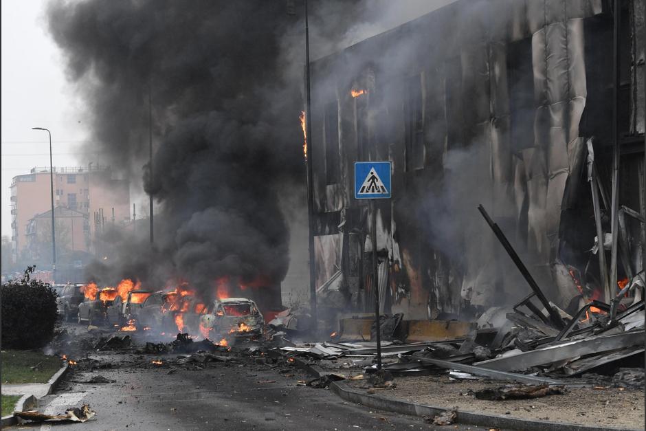 Una avioneta de turismo se estrell&oacute; el domingo cerca de Mil&aacute;n, en el norte de Italia, causando la muerte de ocho personas. (Foto:&nbsp;@Franceatpresso2)