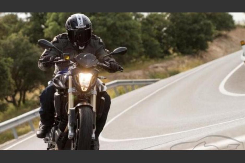 El conductor de una motocicleta se salv&oacute; de ser atropellado por un bus extraurbano en Quetzaltenango. (Foto ilustrativa: 20minutos.es)