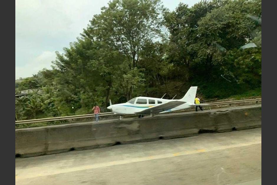 Una avioneta realizó un aterrizaje de emergencia en una autopista en Panamá. (Foto: www.prensa.com)
