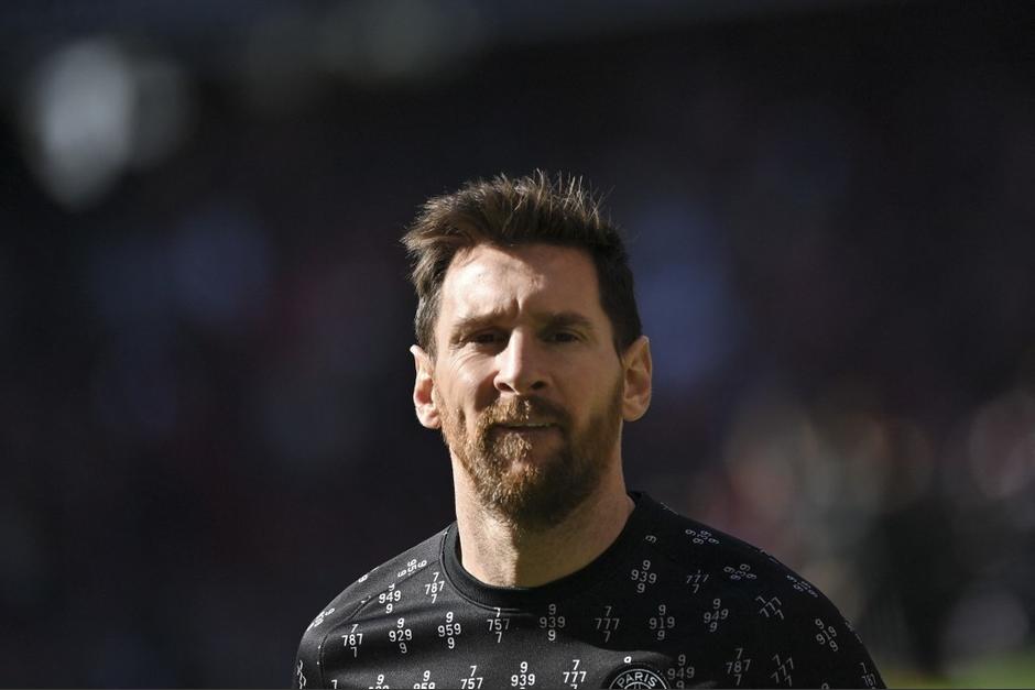 Una foto de Lionel Messi y el sello de autorizaci&oacute;n&nbsp;para poder jugar al f&uacute;tbol en la liga de Rosario es lo que se subaste por miles de d&oacute;lares. (Foto: AFP)