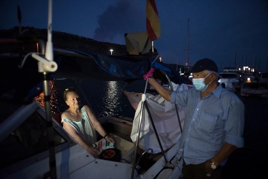 Luis y Margaretha llevan dos semanas viviendo en una lancha tras la erupci&oacute;n del volc&aacute;n La Palma. (Foto: AFP)