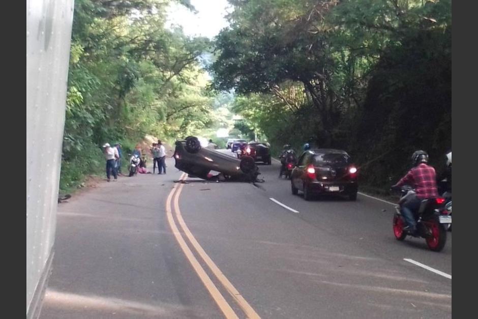 El percance se produjo entre un automóvil y una motocicleta en la ruta de Esquipulas a Chiquimula. (Foto: Viajeros en Ruta)