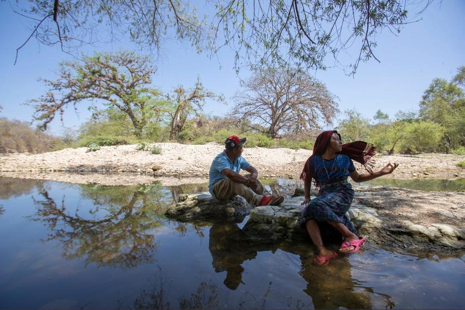Fancisco Sical y su hija, Melissa, en el río Salamá, antes de migrar hacia EE. UU. en busca del sueño americano. (Foto: USA Today Network)