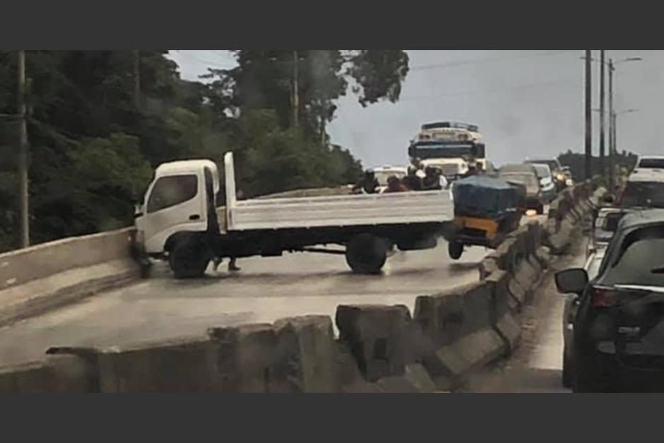 El camión quedó cruzado con la carga que remolcaba. (Foto: Tráfico Ruta a El Salvador)&nbsp;