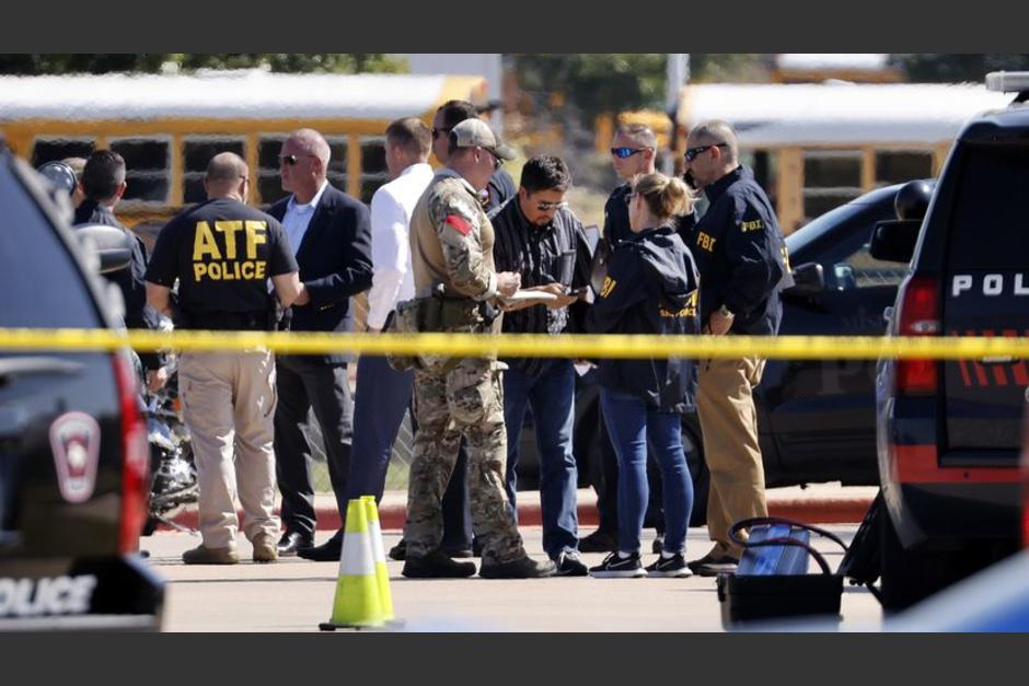 Oficiales de la policía de EE.UU. trabajan en la escena de un tiroteo en una escuela de Texas. (Foto: The Dallas Morning News)