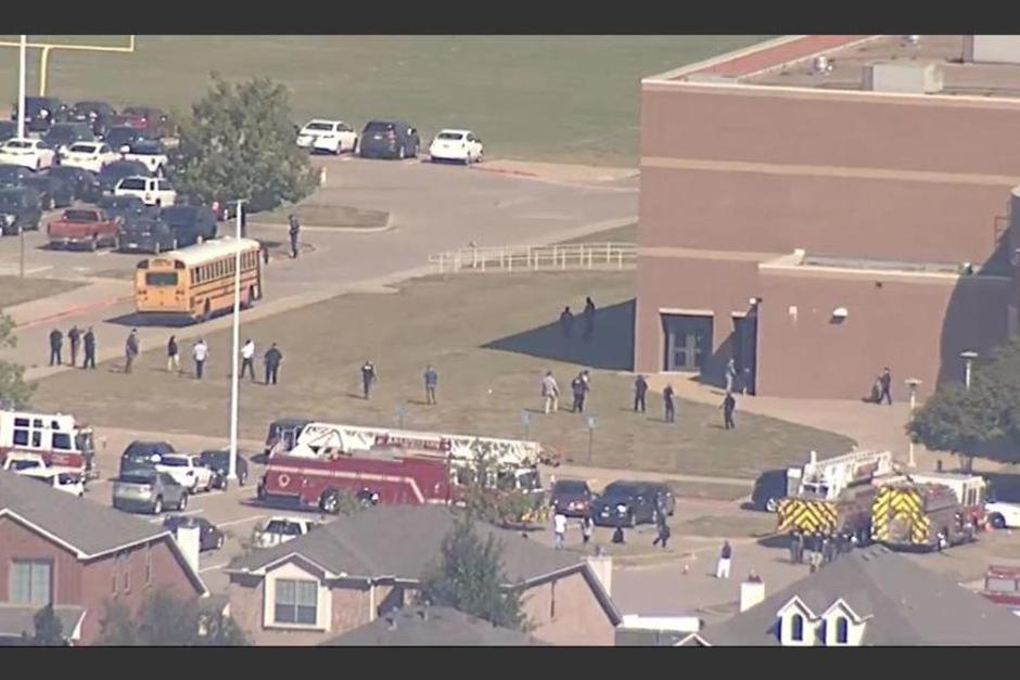 Se reportan cuatro heridos y las autoridades est&aacute;n en busca del sospechoso. (Foto: CNN)&nbsp;