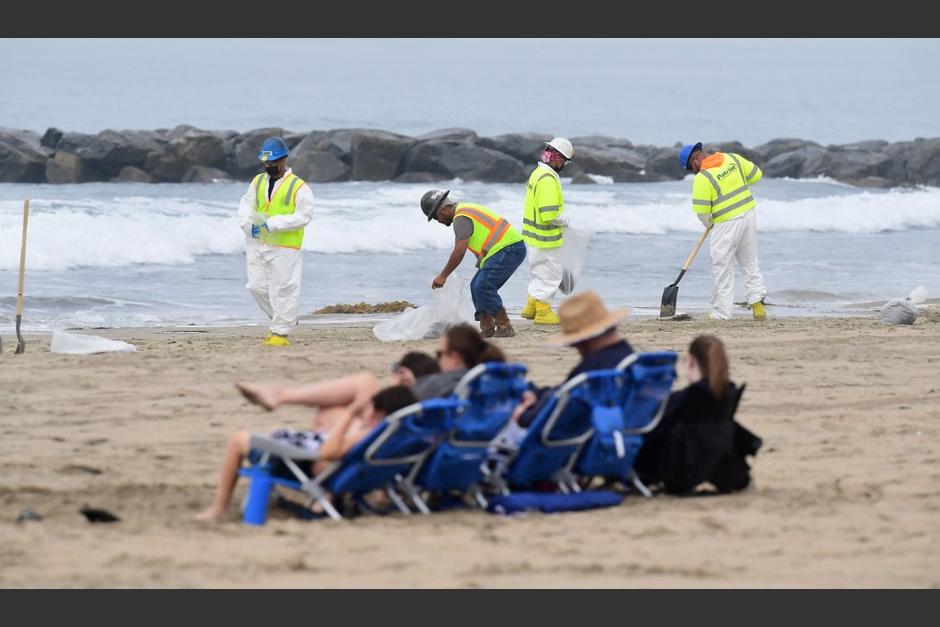 El derrame de petr&oacute;leo en California ha provocado p&eacute;rdidas a los negocios que viven de los surfistas en Huntington Beach. (Foto: AFP)