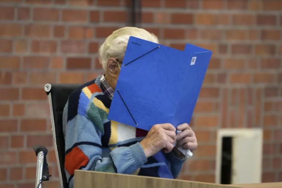 Un alemán de 100 años, que fue guardia de un campo de concentración en los años 40, se convirtió en la persona de más edad juzgada por presuntos&nbsp;crímenes&nbsp;nazis. (Foto: ambito.com)