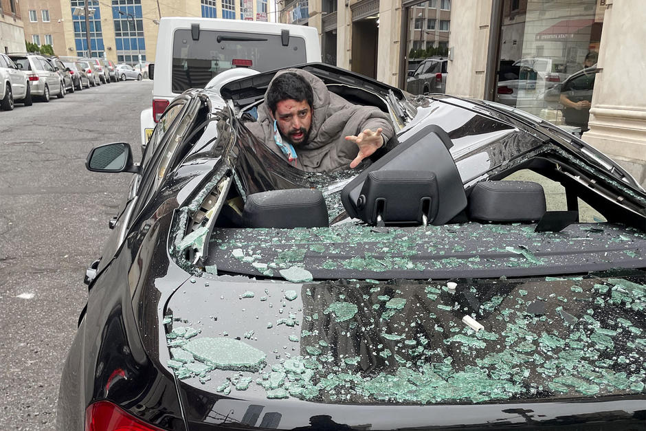 El hombre quedó lastimado tras la impresionante caída, pero logró sobrevivir gracias al vehículo estacionado frente al edificio. (Foto: New York Post)