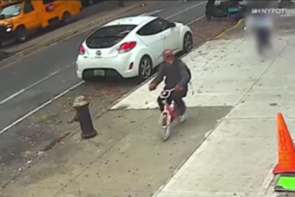 El ladrón se transportaba en una bicicleta infantil al momento de robarle el celular a una niña. (Foto: captura de pantalla)&nbsp;