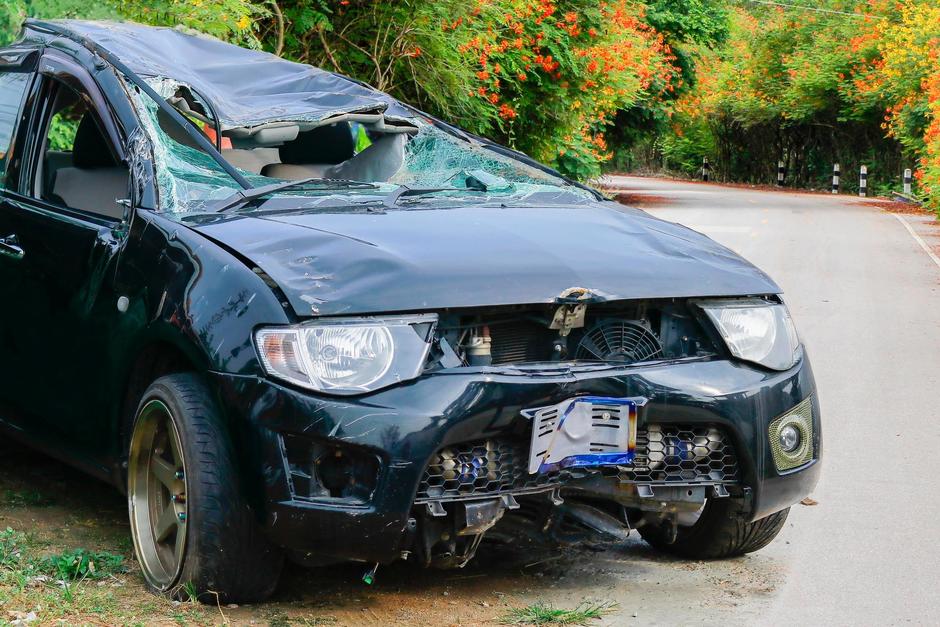 El impacto fue tan fuerte que se hundió el techo de carro. (Foto: Shutterstock)