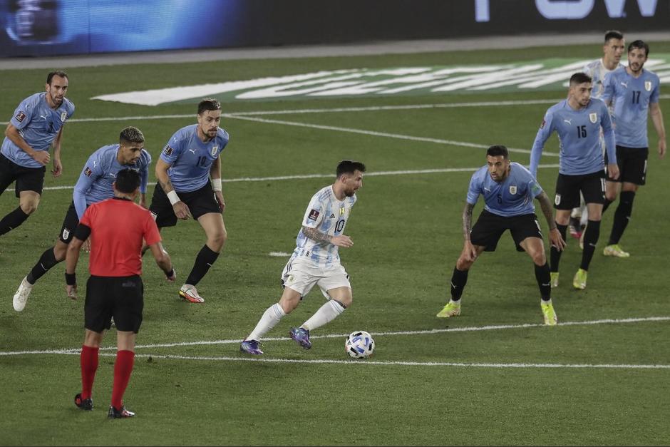 M&aacute;s de la mitad del equipo uruguayo trat&oacute; de frenar a Messi, pero descuidaron un espacio por donde lleg&oacute; el tercer gol de la albiceleste. (Foto: AFP)