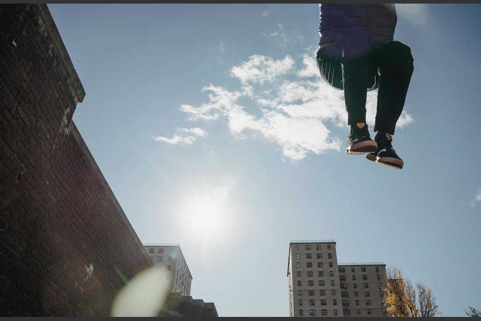 La mujer salt&oacute; sin pensarlo, pero su cuerda de seguridad no estaba asegurada totalmente. (Foto: Pexels)