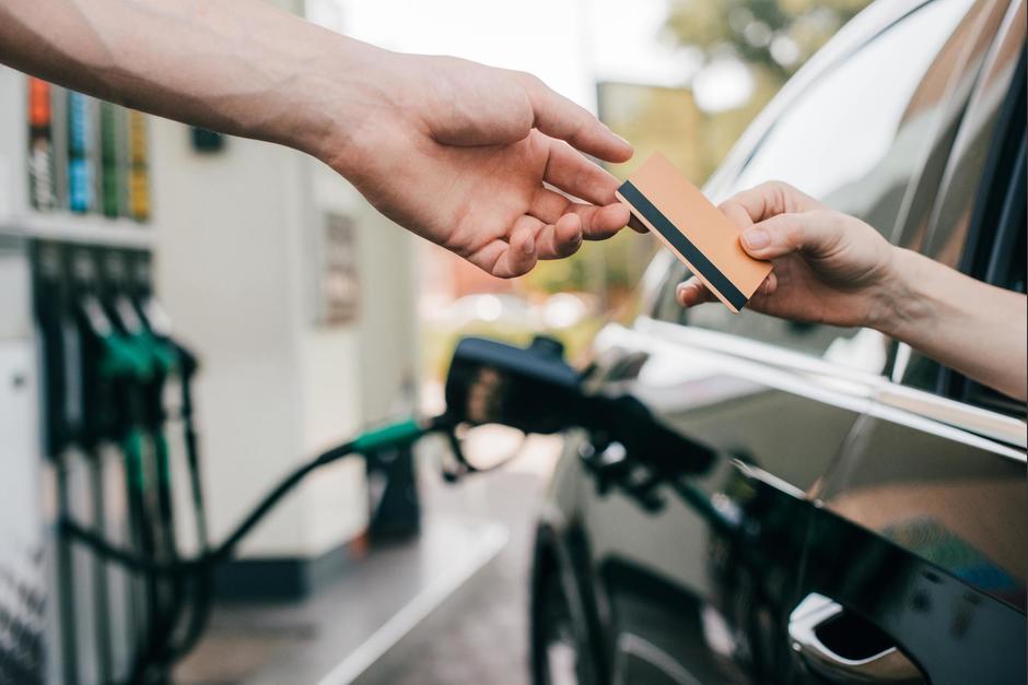El precio de los combustibles contin&uacute;a al alza. Esta semana lleg&oacute; a casi Q30. (Foto: Shutterstock)
