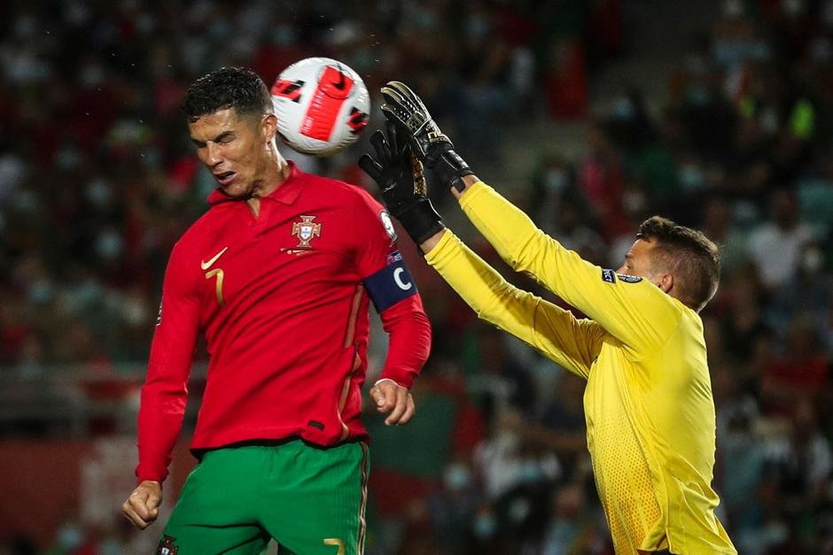 El guardameta de Luxemburgo evitó que Cristiano Ronaldo celebrara el golazo de la jornada. (Foto: AFP)
