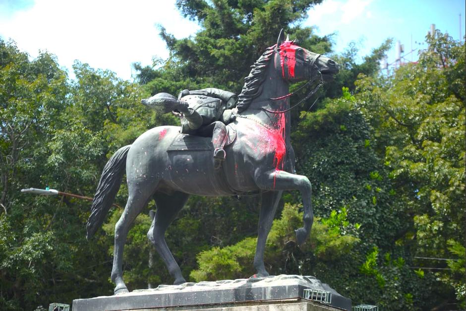 La estatua de uno de los primeros presidentes de Guatemala quedó destrozada tras los actos vandálicos en la avenida La Reforma. (Foto: Wilder López/Soy502)