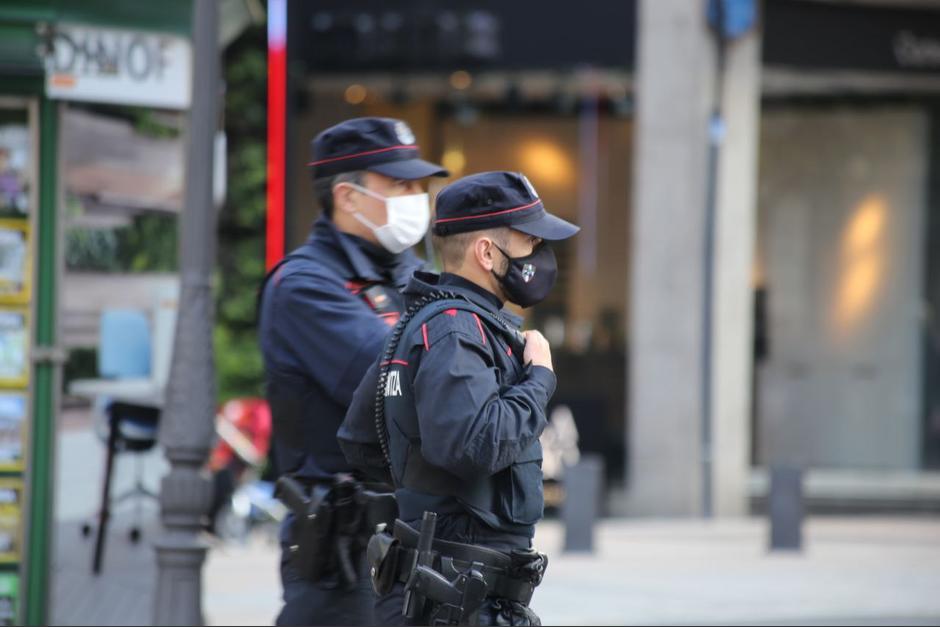 Agentes policiales llegaron al lugar para resguardar al resto de estudiantes. (Foto:&nbsp;Ertzaintza)